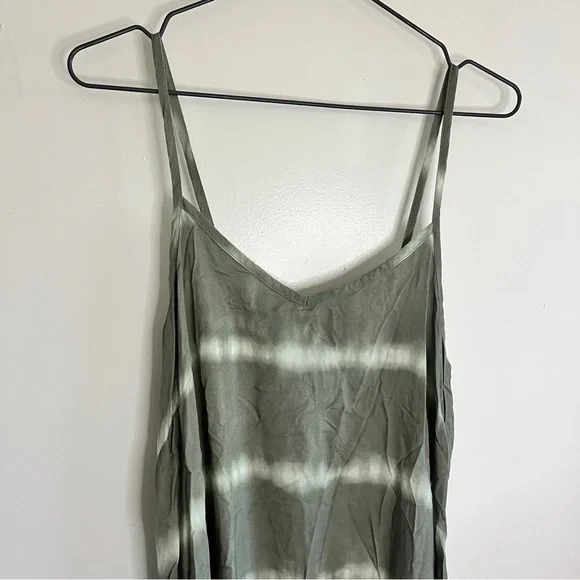 LOGO Lori Goldstein Green Tie-Dye Spaghetti Strap Sharkbite Hem Midi Dress - Picture 2 of 7